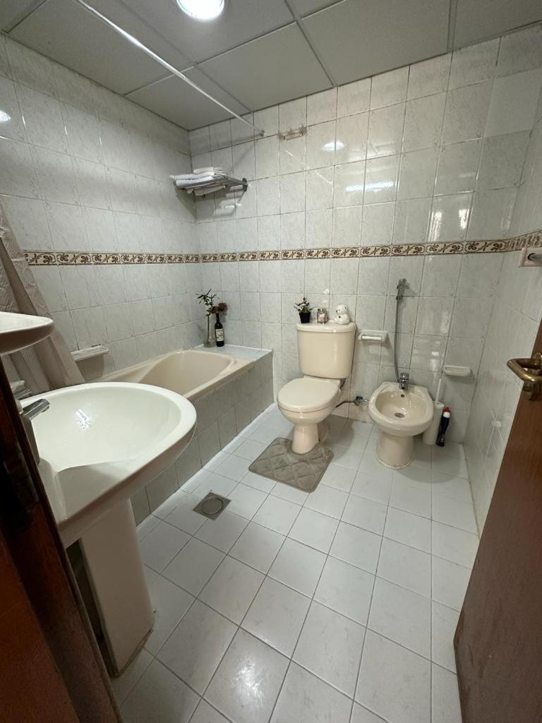 Two Single Beds Bedroom In The Heart Of The Homestay Abu Dhabi